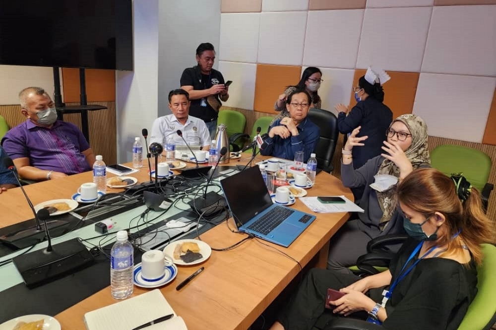 Deputy Minister of Education, Innovation and Talent Development (MEITD) II Datuk Francis Harden Hollis (seated centre) is being briefed by Dr Hazwani Mohd Yusop (2nd right). — Borneo Post pic