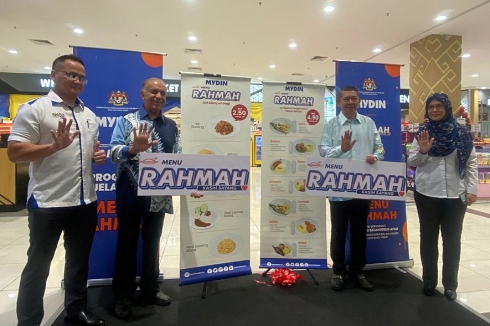 (From right) KPDN deputy secretary general (Domestic Trade Development) Datuk Roziah Abudin, Domestic Trade and Cost of Living (KPDN) Minister Datuk Seri Salahuddin Ayub, Mydin Mohamed Holding Bhd managing director Datuk Wira Ameer Ali Mydin and Sarawak KPDN director Matthew Barin pose for a picture during the Menu Rahmah launch at Mydin Vista Tunku. — Borneo Post pic