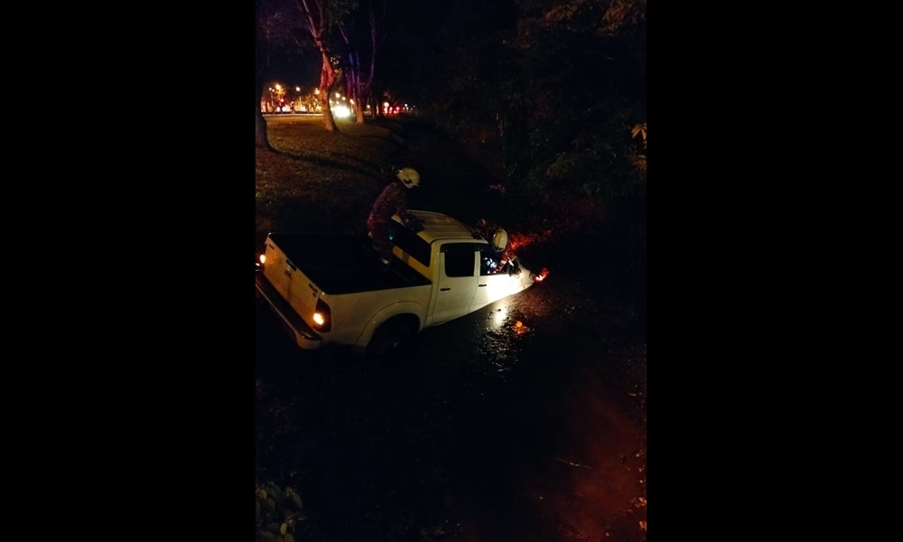 Man survives accident after pickup truck lands in ditch in Sibu | Malay ...