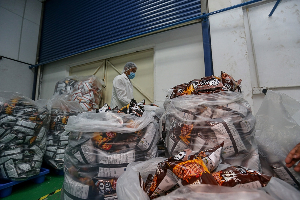 The Small and Medium Enterprises Association of Malaysia has requested the government to take more steps to address urgent issues affecting the small and medium enterprises (SMEs) in the revised Budget 2023.— Picture by Sayuti Zainudin