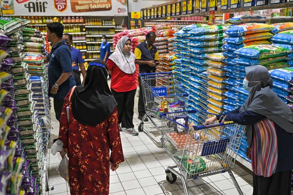 A general view of people buying rice at Mydin February 2, 2023. — Picture by Miera Zulyana