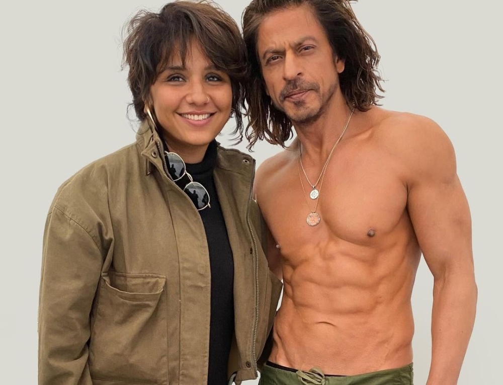 Bollywood makeup artsist Preetisheel poses with Shah Rukh Khan and his unforgettable abs --- preetisheel/Instagram