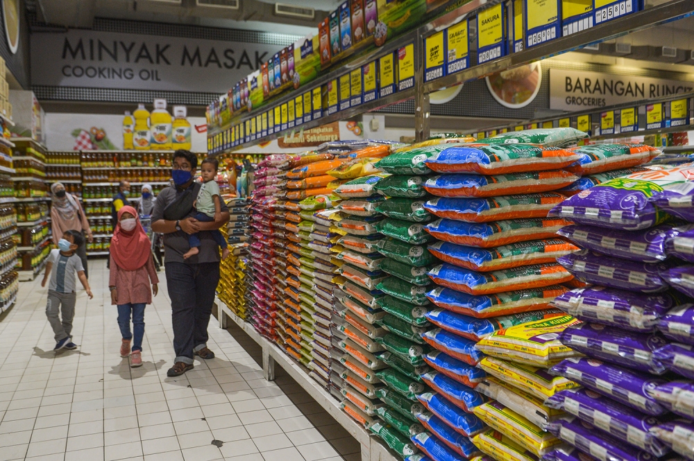 A general view of people buying rice at Mydin February 2, 2023. — Picture by Miera Zulyana