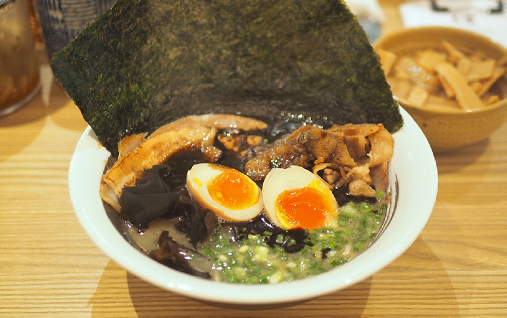 For a stronger taste, go for the garlic 'tonkotsu' broth that is laced with garlic oil