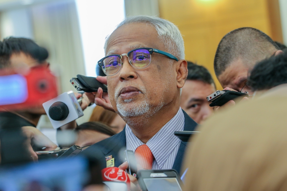 Kedah Pakatan Harapan chairman Datuk Mahfuz Omar (pic) said that he invited Pejuang president Mukhriz Mahathir and Pejuang secretary-general Datuk Amiruddin Hamzah to join Amanah. — Picture by Hari Anggara