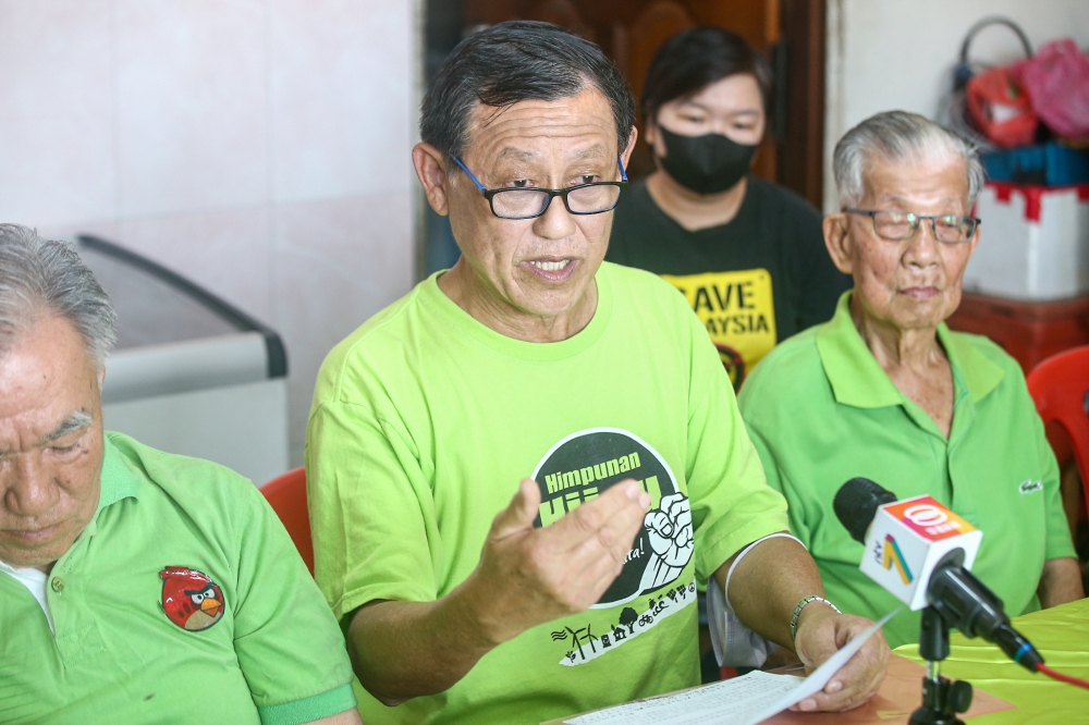 Perak Anti-Lynas Association vice-chairman Hon Eng Kee speaks at a press conference urging the government to close Lynas operations in Pahang. — Picture by Farhan Najib