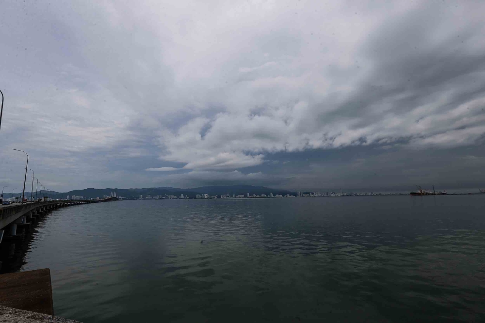 File picture of cloudy weather in Penang. MetMalaysia has issued a warning of strong winds and rough seas around the country’s waters until Wednesday. — Picture by Sayuti Zainudin