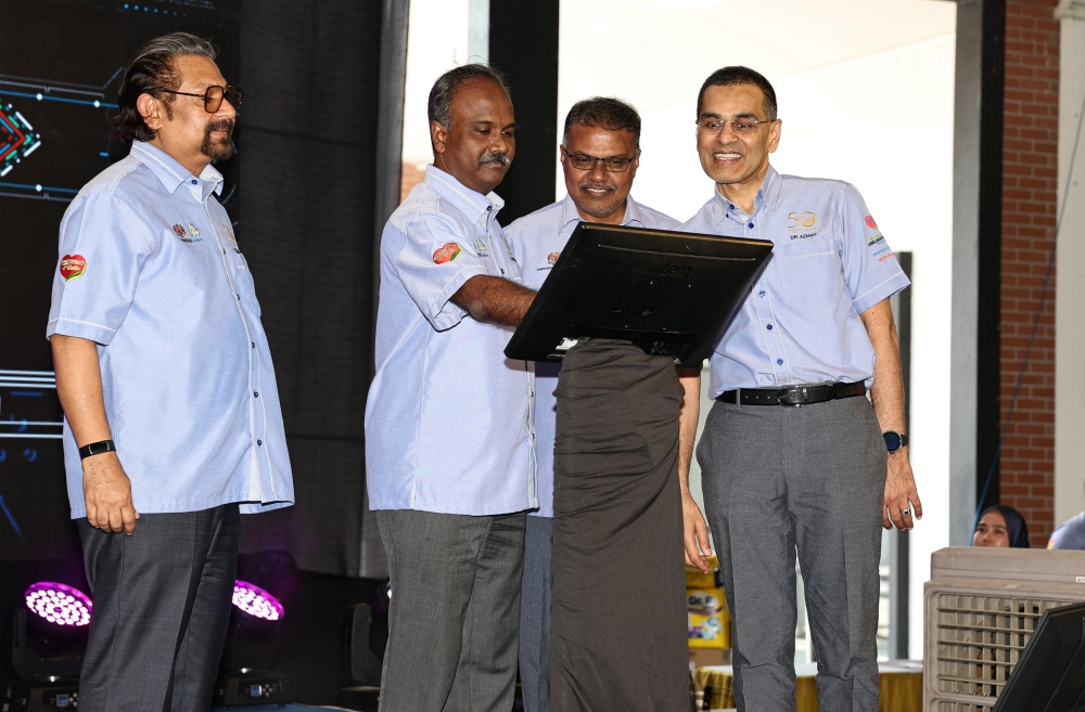 Human Resources Minister V Sivakumar (second left) declaring open the MYFutureJobs Career Carnival and Housewives Social Security Scheme 2023, at Silverlake Village Outlet, Batu Gajah, February 25, 2023. — Bernama pic