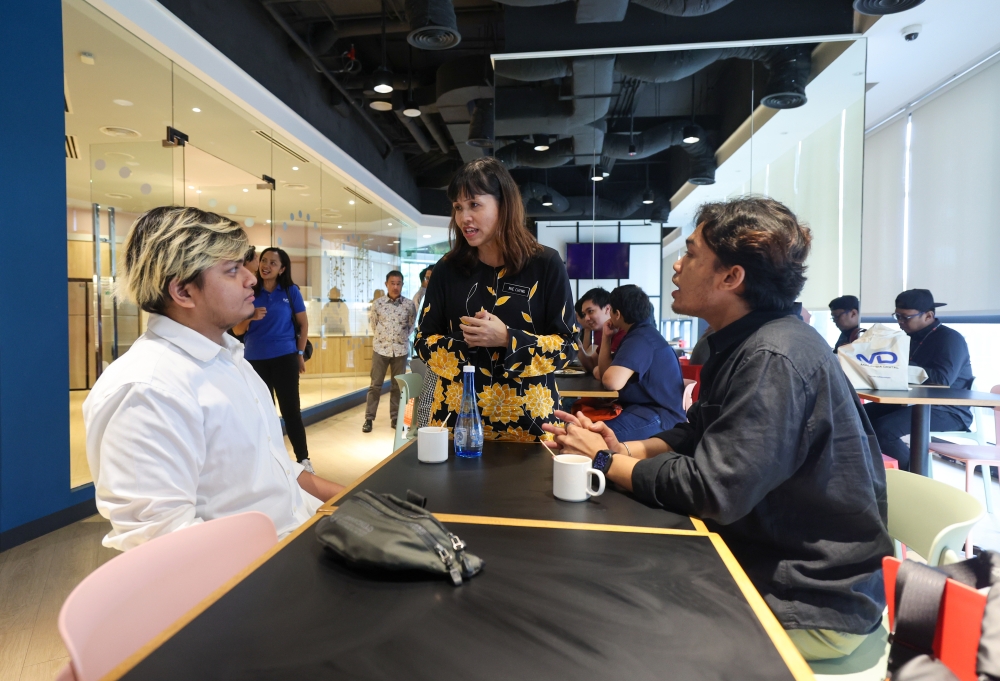 Deputy Minister of Communications and Digital Teo Nie Ching (centre) meeting digital nomads after the Launching Ceremony of DE Rantau@Kuala Lumpur at Komune Living, Bangsar, February 23, 2023. — Bernama pic