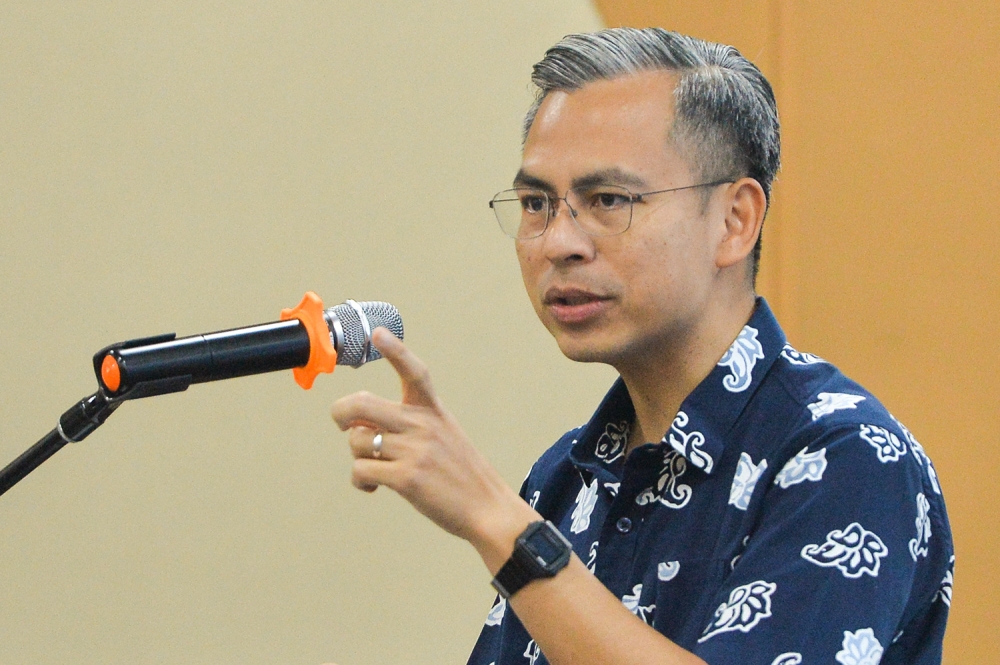 Communications and Digital Minister Fahmi Fadzil said that the ministry has sat down with all related telecommunications companies to decide the guidelines for the high-speed internet service. — Picture by Miera Zulyana
