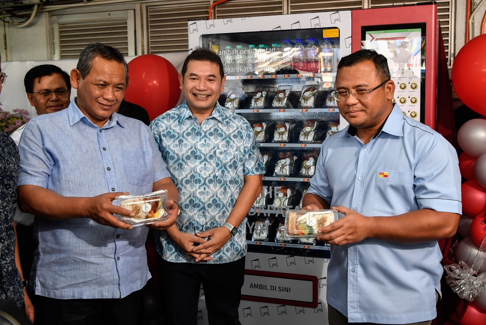 Selangor Menteri Besar, Datuk Seri Amirudin Shari (right) and Economy Minister Rafizi Ramli (centre) posing for a photo after the People's Income Initiative (IPR) Launch Ceremony at the Cempaka LRT February 26, 2023. — Bernama pic