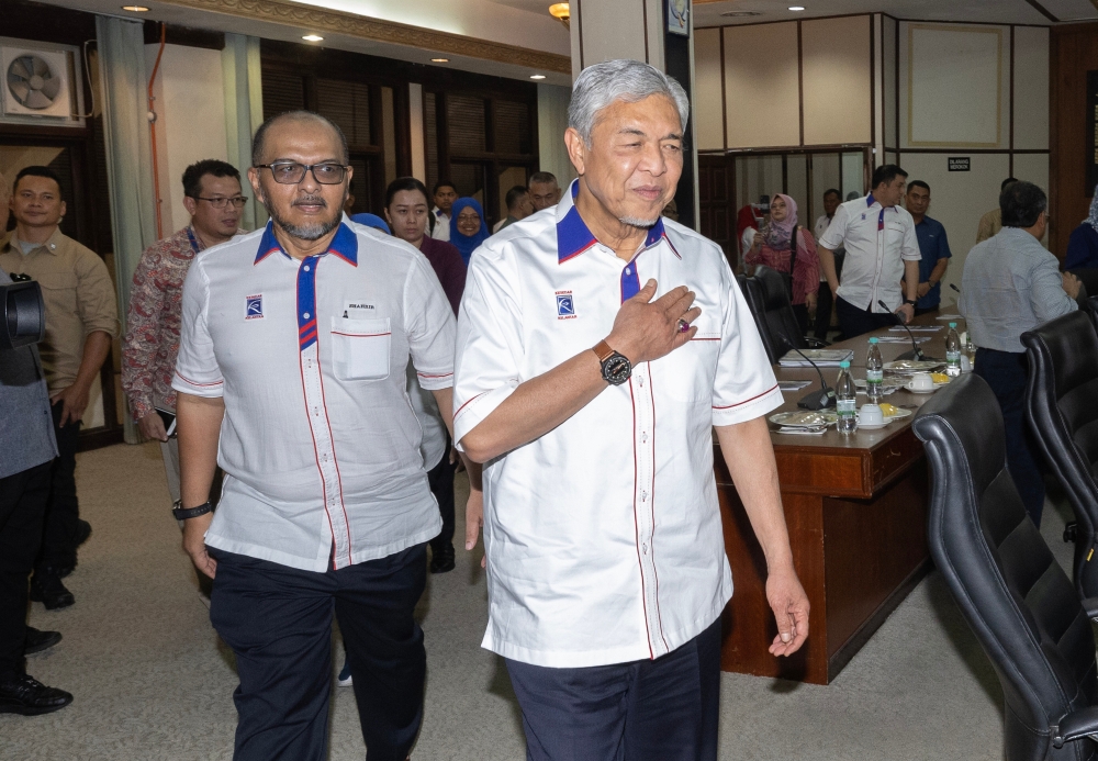 Deputy Prime Minister who is also Minister of Rural and Regional Development Datuk Seri Dr Ahmad Zahid Hamidi (right) attends a briefing on the development of the South Kelantan Development Authority (KESEDAR), in Gua Musang. February 26, 2023. — Bernama pic