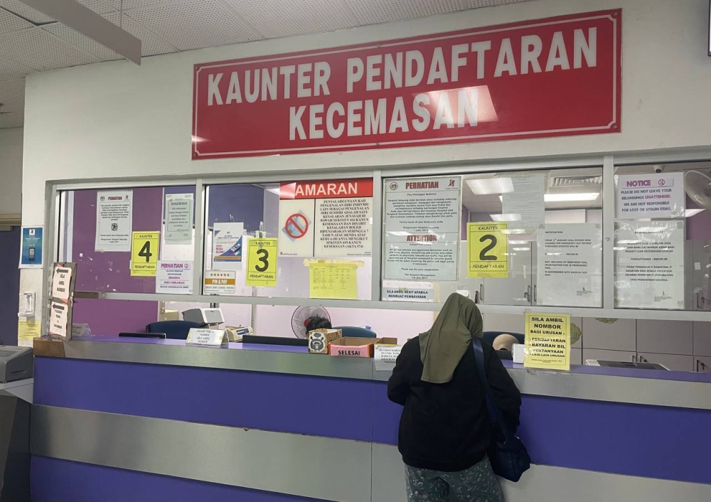 The registration counter of Selayang Hospital's emergency department, with only one patient registering for service during the afternoon of February 16, 2023. — Picture by Rex Tan
