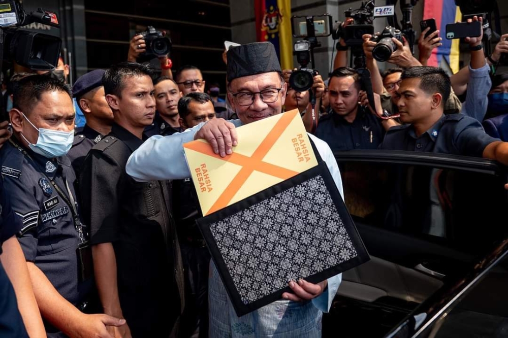 Anwar shows Tanoti’s Sarawak songket file bag that holds the Budget 2023 documents. — Picture via Facebook/Anwar Ibrahim