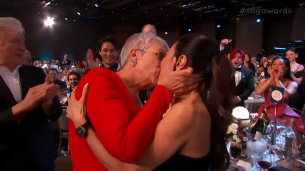 Actress Jamie Lee Curtis kisses Tan Sri Michelle Yeoh at the SAG Awards 2023. — Screengrab via Twitter/ SpencerAlthouse 