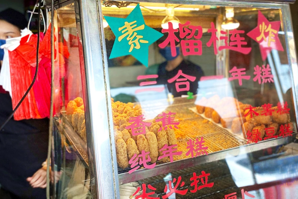 A tempting display of 'goreng pisang' and other fritters.