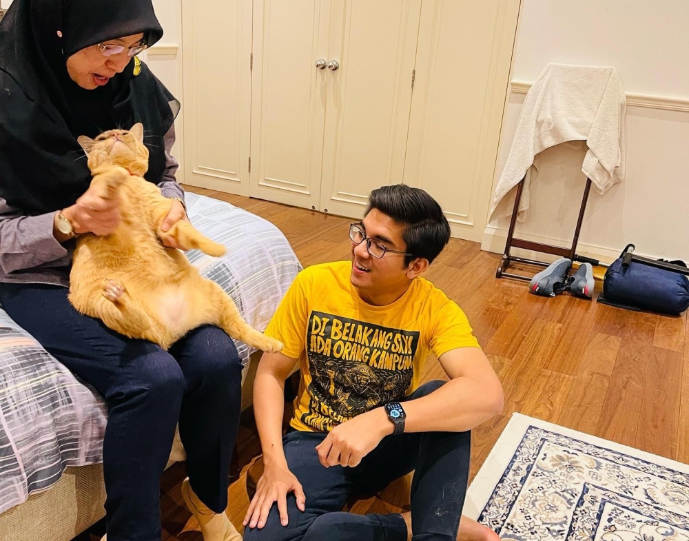 Syed Saddiq and his mum playing with Toby. ― Picture via Facebook/Syed Abdul Rahman