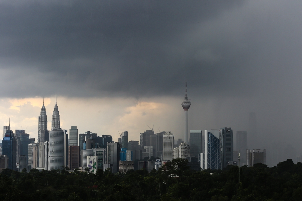 MetMalaysia, in a statement at 1pm today, said that severe-level continuous heavy rain is also expected to hit Pekan and Rompin in Pahang, as well as Tangkak, Segamat, Muar, Batu Pahat and Pontian in Johor. ― Picture by Yusof Mat Isa