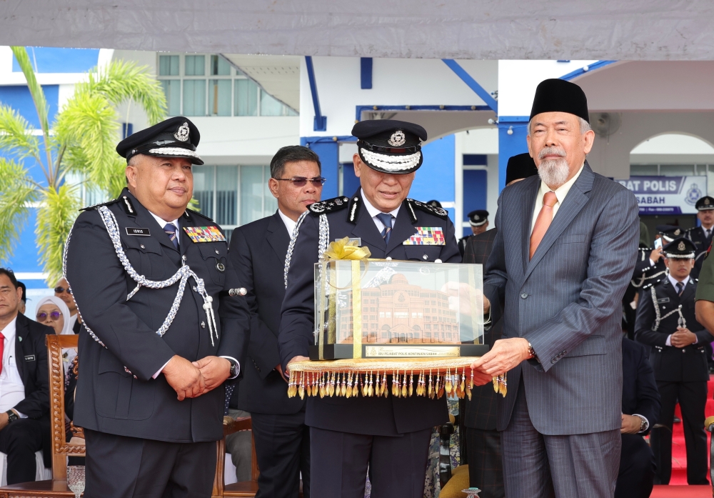 Yang di-Pertua Negeri Tun Juhar Mahiruddin (right) receives a souvenir from Inspector-General of Police Tan Sri Acryl Sani Abdullah Sani at the official opening of the Sabah police contingent headquarters (IPK) complex in Kota Kinabalu February 28, 2023. — Bernama pic