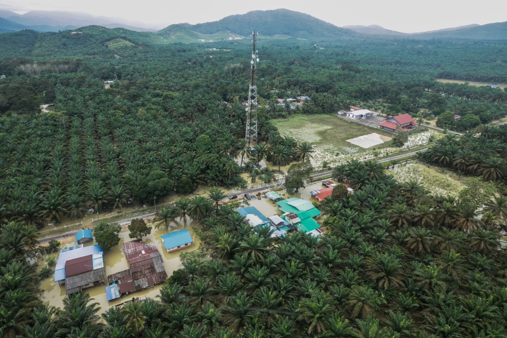 An aerial view of the floods in Segamat, Johor January 27, 2023. The Department of Irrigation and Drainage (DID) has issued a notice of readiness for possible flash floods in the next 12 hours in several districts in Johor and Sarawak if significantly heavy rain and thunderstorms persist. — Bernama pic