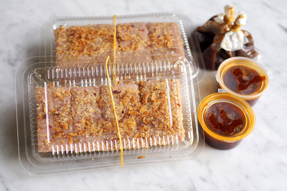 The yam cake that comes with brown sauce and dried shrimp 'sambal' is made by an old uncle on a daily basis.