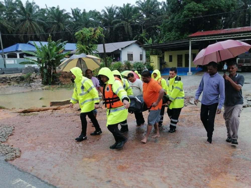 Police personnel carry K. Sarathkumar’s body after he was found dead inside his car in Kluang on March 1, 2023. — Picture courtesy of the Royal Malaysia Police
