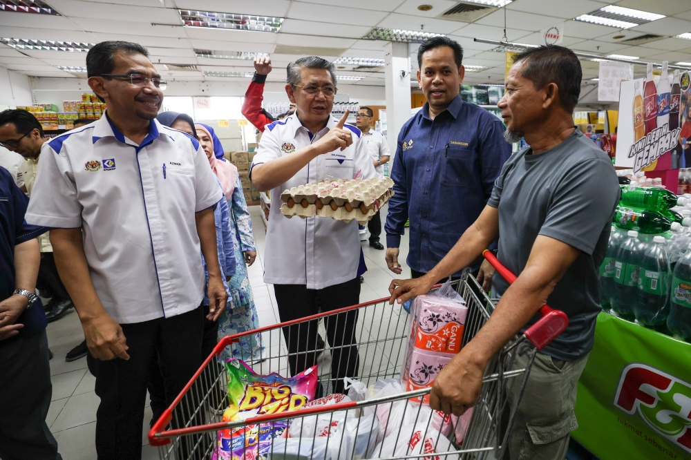 Minister of Domestic Trade and Cost of Living Datuk Seri Salahuddin Ayub (centre) officiates the Rahmah Menu and at the Infaq Restaurant, Wakaf Tok Pelam in Kuala Terengganu March 1, 2023. — Bernama pic