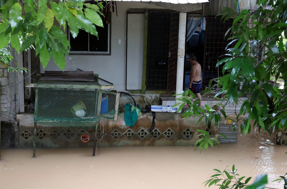 Floods began to hit Johor last night, involving 2,162 flood victims from 581 families in five districts namely Segamat, Kluang, Kota Tinggi, Johor Baru and Kulai. — Bernama pic
