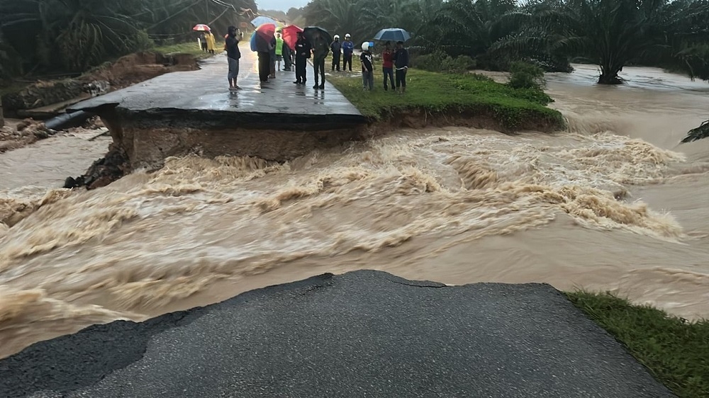 Rompin district police chief DSP Mohd Azahari Mukhtar said a section of the road was believed to have collapsed at 4am and had to be closed to all vehicles. — Picture courtesy of Royal Malaysia Police