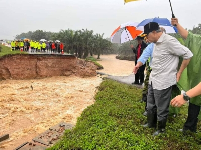 DPM Zahid: Bailey bridge to be built on collapsed road to Felda Selancar - Vimarsana News