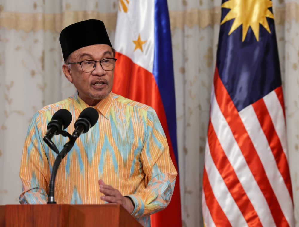 Prime Minister Datuk Seri Anwar Ibrahim said the largest international technology investment to date into the country will lead to greater innovation and investment in Malaysia, propelling the nation to truly be Southeast Asia’s data centre and digital hub for the region. ― Bernama pic