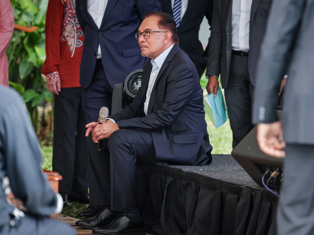 Prime Minister Datuk Seri Anwar Ibrahim during a question-and-answer session with Malaysian citizens in the Philippines during his visit to Malaysia House in Manila March 2, 2023. — Bernama pic