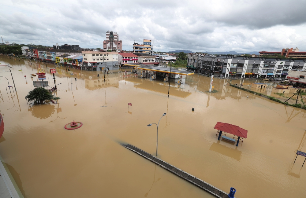 Kota Tinggi town inundated by flood waters due to Sungai Johor overflowing, March 2, 2023. — Bernama pic