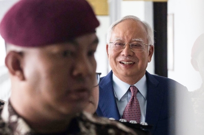 Najib's trial: Ex-banker says his suspicions about 1MDB fell on 'deaf ears', as higher-ups encouraged transactions - Vimarsana News