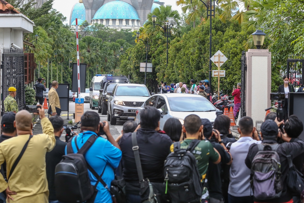 A motorcade transporting Former Prime Minister Datuk Seri Najib Razak arrives at the Kuala Lumpur Court Complex March 3, 2023. — Picture by Yusof Mat Isa