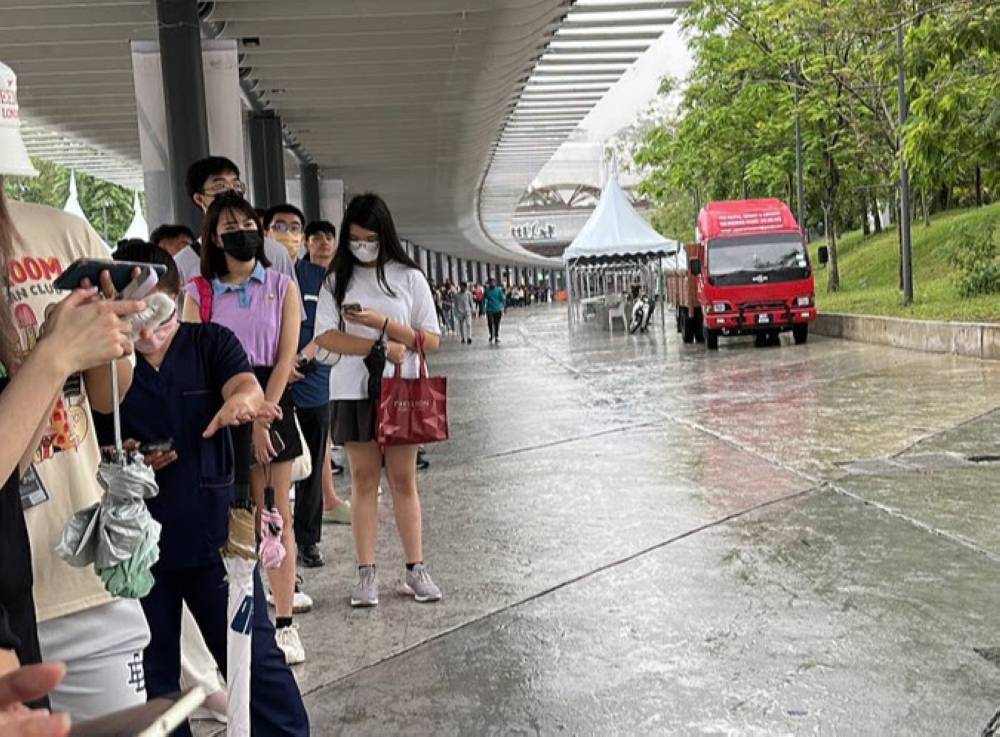 Waiting in line for hours in the rain is a small price to pay for official BlackPink merch  — Picture via Twitter/Mich@MichMiLo