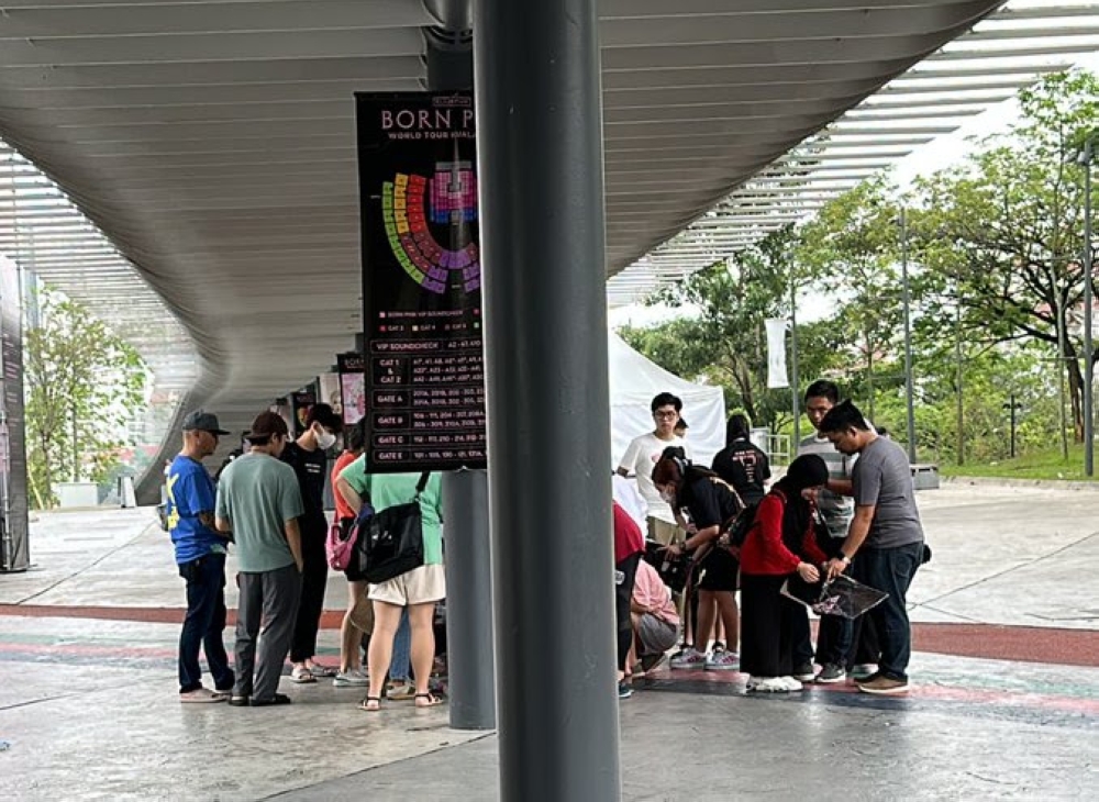 Fans who don’t want to queue buying from resellers who bought their merch first — Picture via Twitter/Mich@MichMiLo  