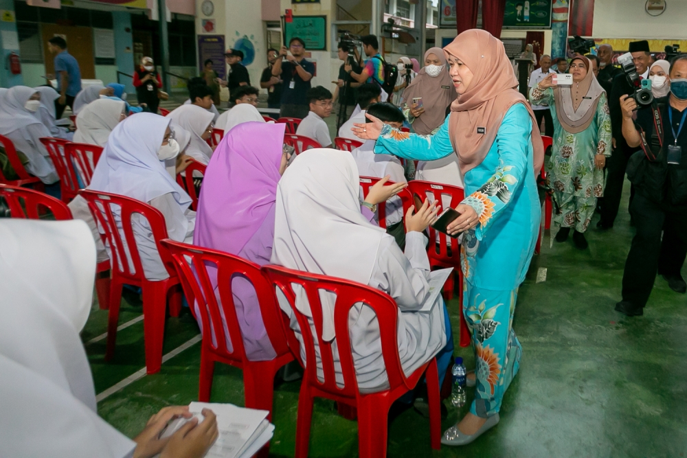 Education Minister Fadhlina Sidek visits students at SMK Jalan Empat, Bandar Baru Bangi, February 20, 2023. — Picture By Raymond Manuel