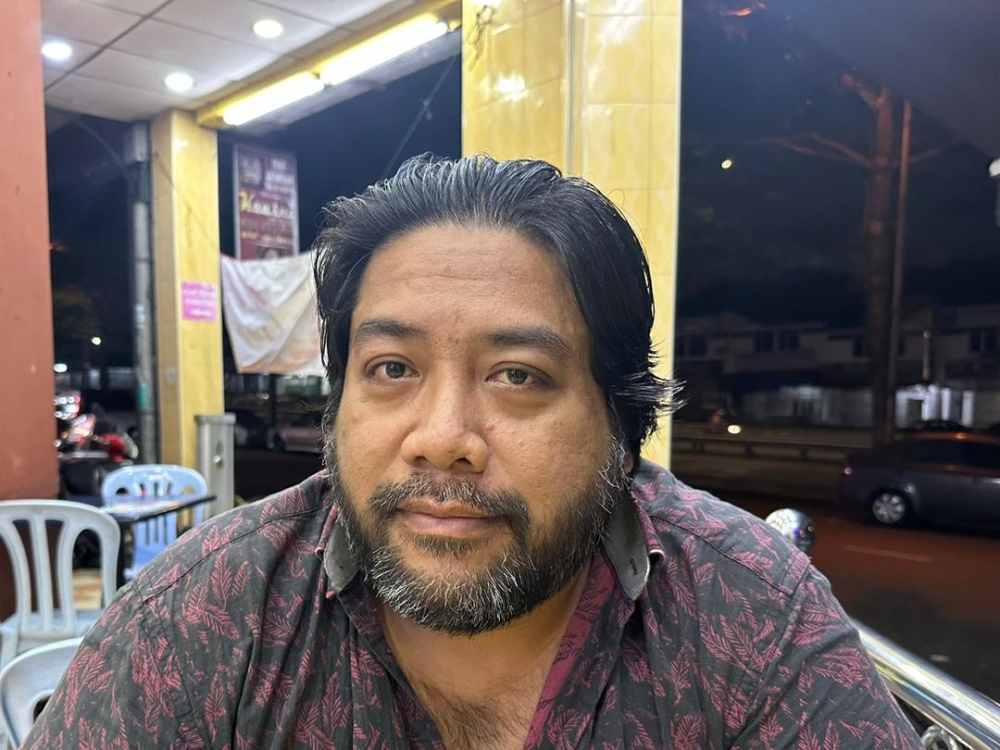 Manivanan Balasingam, 43, sees a lot of effort being taken by Anwar's ministers in his Cabinet like health minister Dr Zaliha Mustafa's hands on approach to tackling overcrowding and lack of doctors in government hospitals. — Picture by Ben Tan
