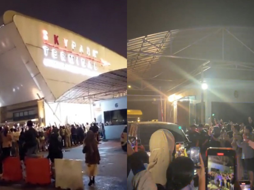Fans of popular girls group Blackpink waiting to catch a glimpse of their idols at the Subang Airport. ― Screenshot via Twitter/ BlackpinkNewsMalaysia.