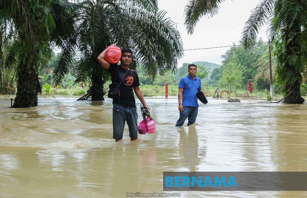 Seri Medan is now the focus of the rescue mission of various agencies after the water level of the river flowing rose sharply since midnight. — Picture via Twitter/Bernama