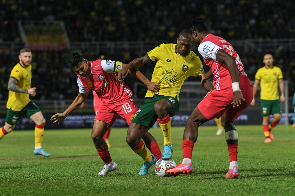 Kedah Darul Aman (KDA) player Jonathan Boareto Dos Reis in action against PDRM FC players during the Super League match at Stadium Darul Aman in Alor Setar March 4, 2023. — Bernama pic