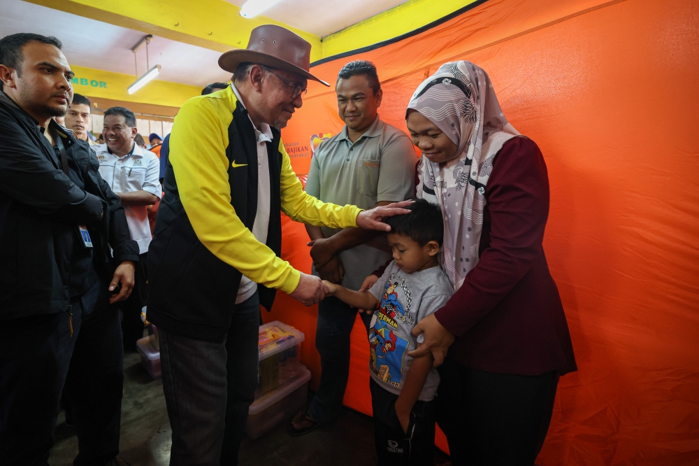 Prime Minister Datuk Seri Anwar Ibrahim during his visit to the Sekolah Kebangsaan Gemereh temporary flood relief centre in Segamat March 5, 2023. — Bernama pic