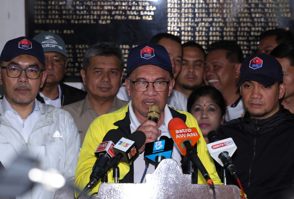 Prime Minister Datuk Seri Anwar Ibrahim speaks to the media after visiting the temporary relief centre at Sekolah Jenis Kebangsaan (Cina) Kampung Tengah in Segamat March 5, 2023. — Bernama pic