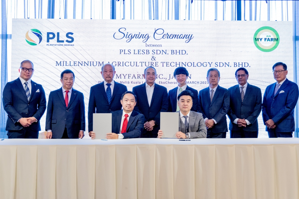 Executive Director and Group Chief Executive Officer of PLS Plantations Berhad Lee Hun Kheng (seated left) and Dulai Fruits Enterprise Sdn Bhd chief executive officer Eric Chan Yee Hong (seated right) pose for pictures after a signing ceremony between PLS Plantation Sdn Berhad and MYFARM Inc Japan at Innside Kuala Lumpur EkoCheras March 5, 2023. — Picture by Firdaus Latif