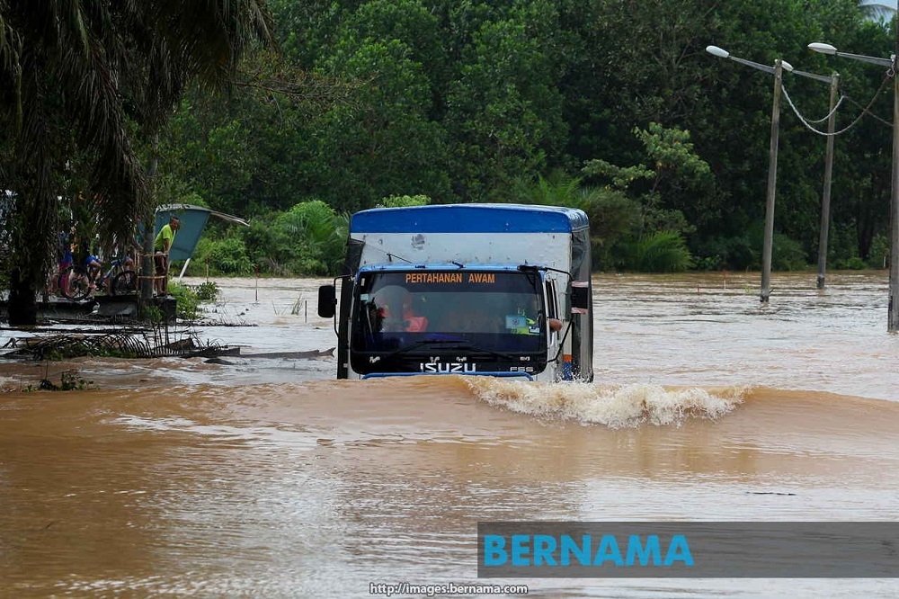 Datuk Armizan Mohd Ali said Civil Defence Force personnel from each state had been placed in three districts, namely Batu Pahat, Segamat and Muar. — Picture via Twitter/Bernama
