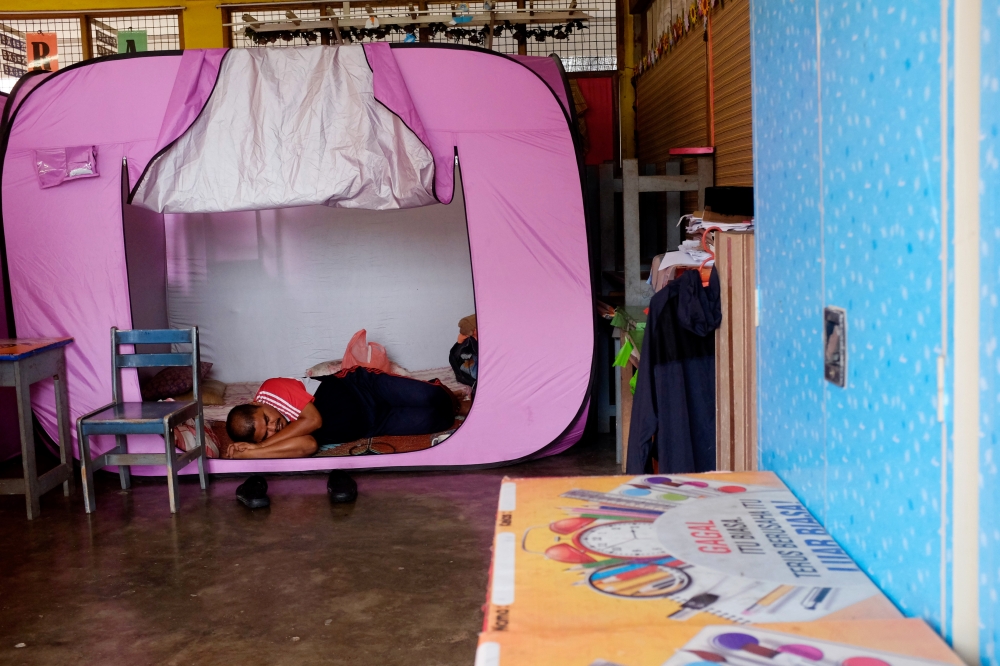 A flood victims rests in a tent at the SK Gemereh flood relief centre in Segamat March 5, 2023. — Bernama pic