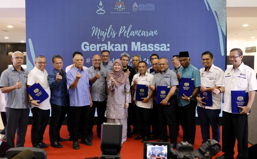 Education Minister Fadhlina Sidek (centre) poses for a picture during the launch of the national-level Gerakan Massa #terimakasihcikgu programme in Kuantan March 5, 2023. — Bernama pic