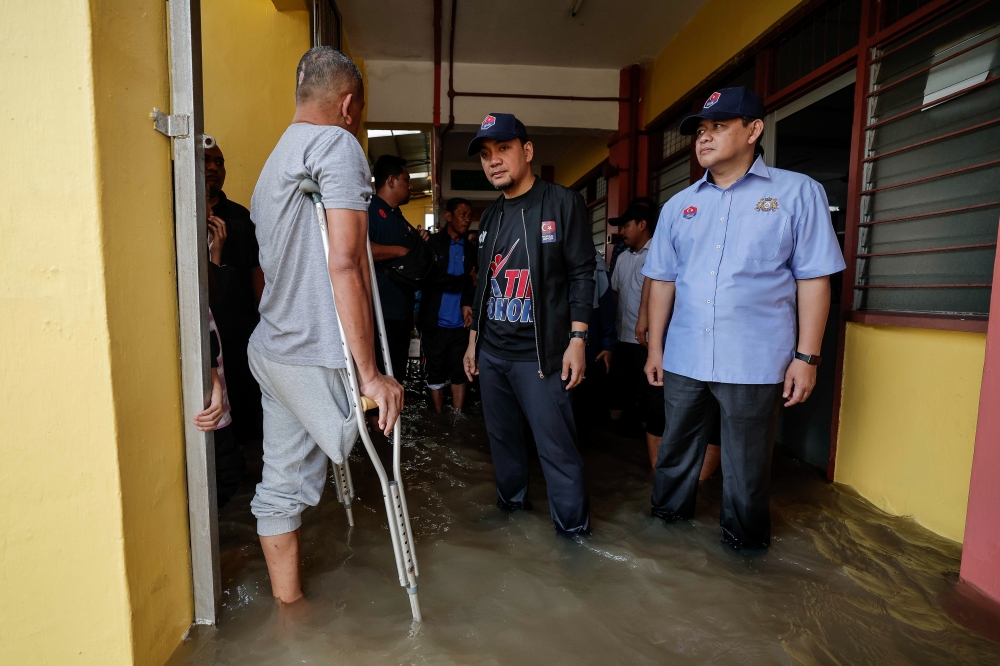 Johor Menteri Besar Datuk Onn Hafiz Ghazi visits the flood victims at Sekolah Kebangsaan Sri Medan relief centre in Batu Pahat March 5, 2023. — Bernama pic