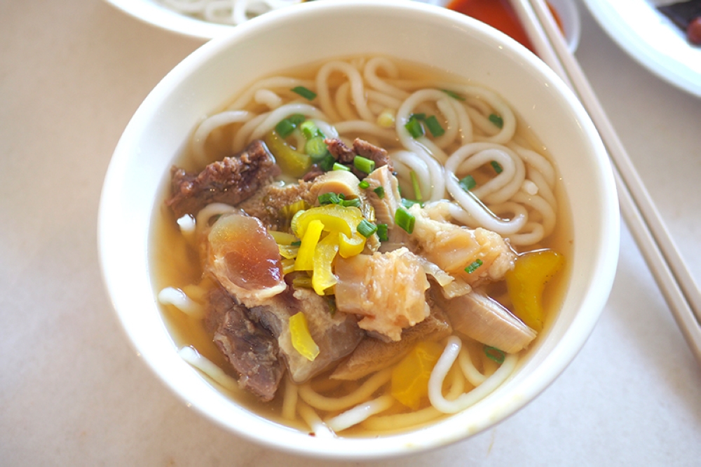 If you prefer a lighter beef noodles soup, order this mix of sliced beef, tendons and stomach to enjoy.